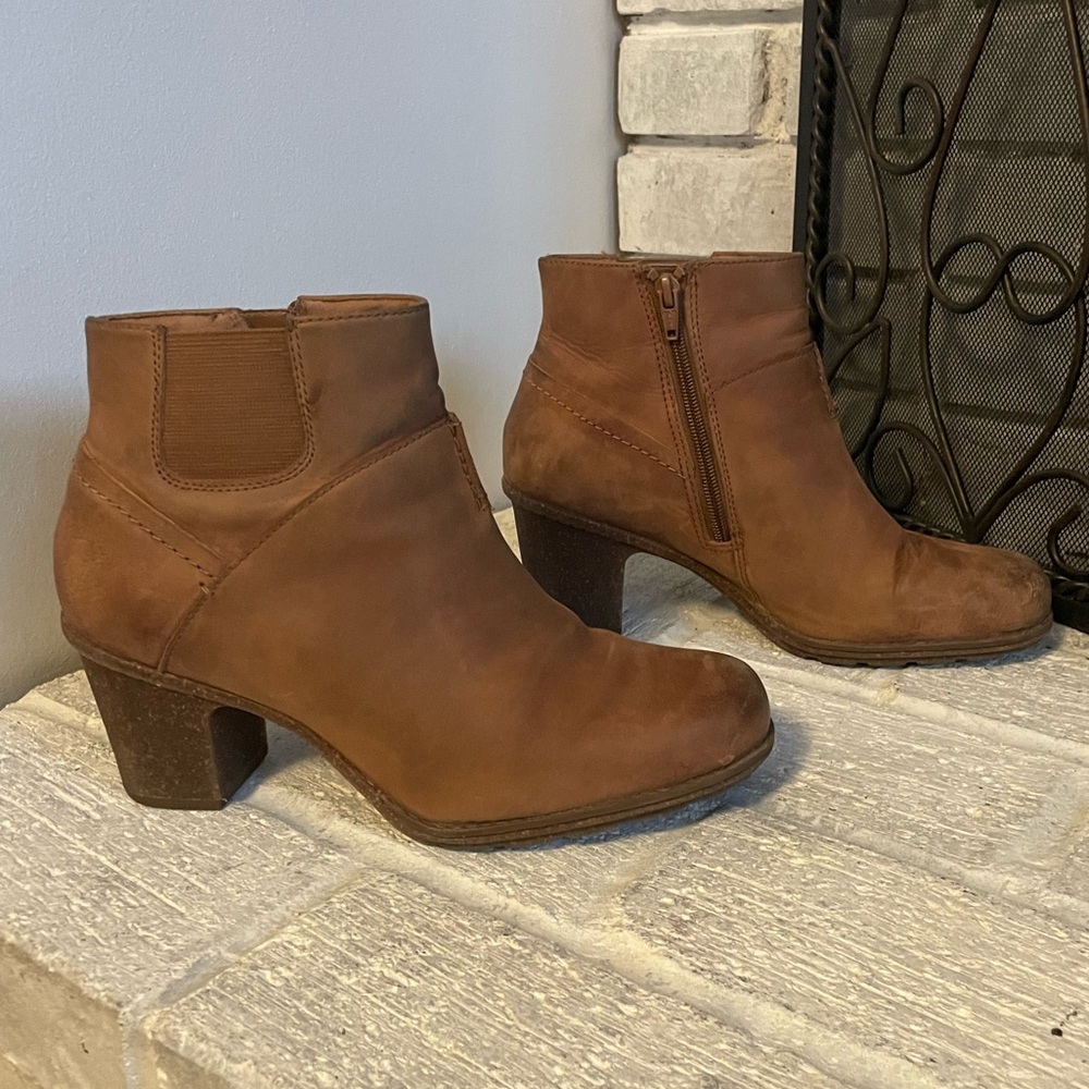 Clarks suede brown ankle boots